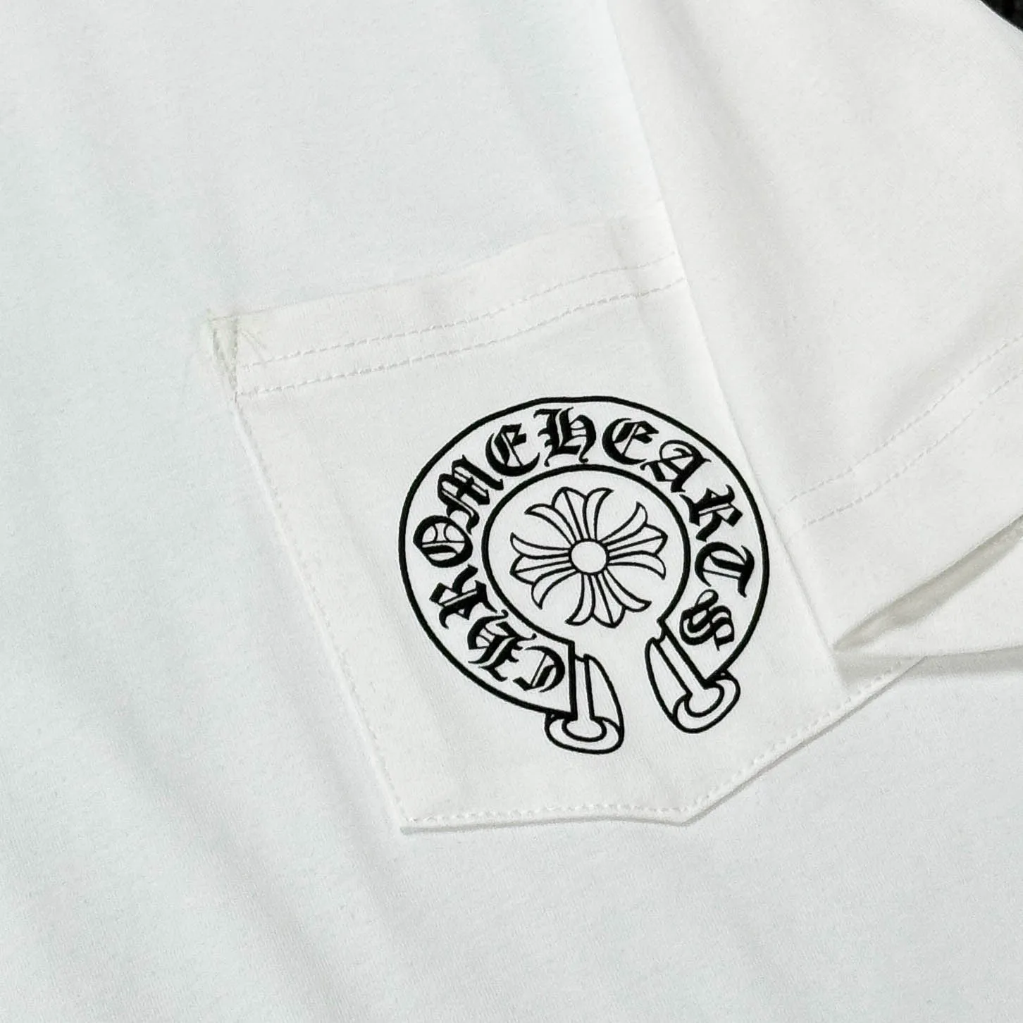P180 Chrome Hearts Chrome Hearts 25 high version. The fabric is made of 300 grams of high-density cotton. It does not deform or shrink. It has three labels. It is the same style for men and women. Technology: Digital printing. Color: White. Black. SIZE: S-XL.